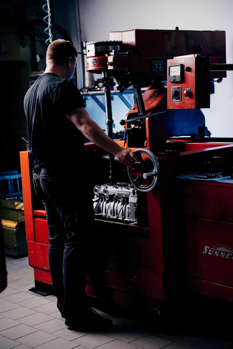 Mechaniker bei der Motorarbeit