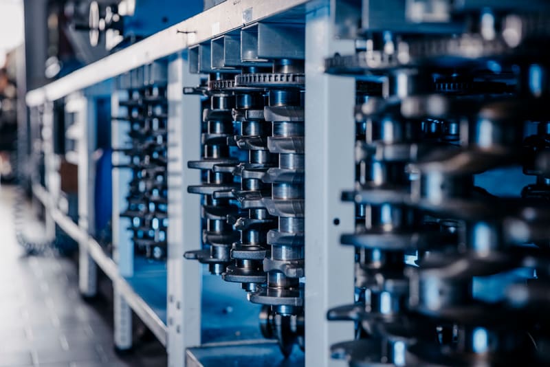 Motordetail mit dramatischer Werkstatt-Beleuchtung