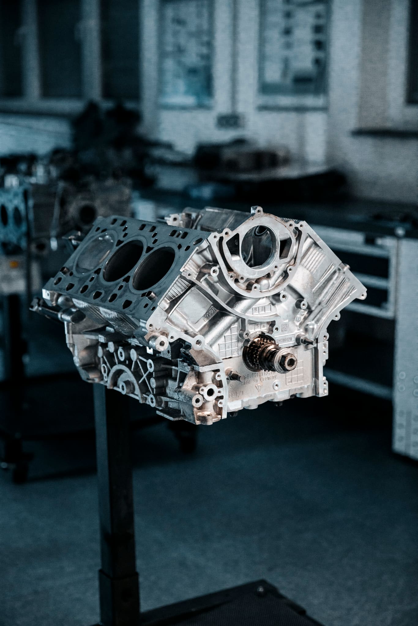 volledig volledig gereviseerde motor op de testbank in de MIK Motoren werkplaats